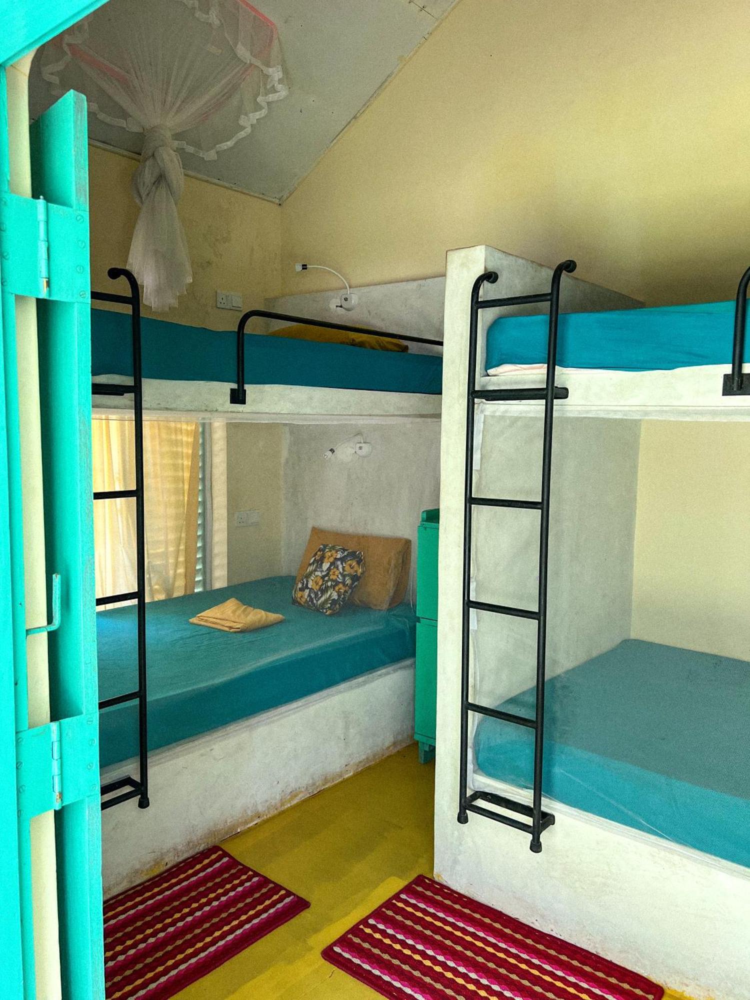 Lazy Monkey Surfhostel - Sri Lanka Диквела Екстериор снимка