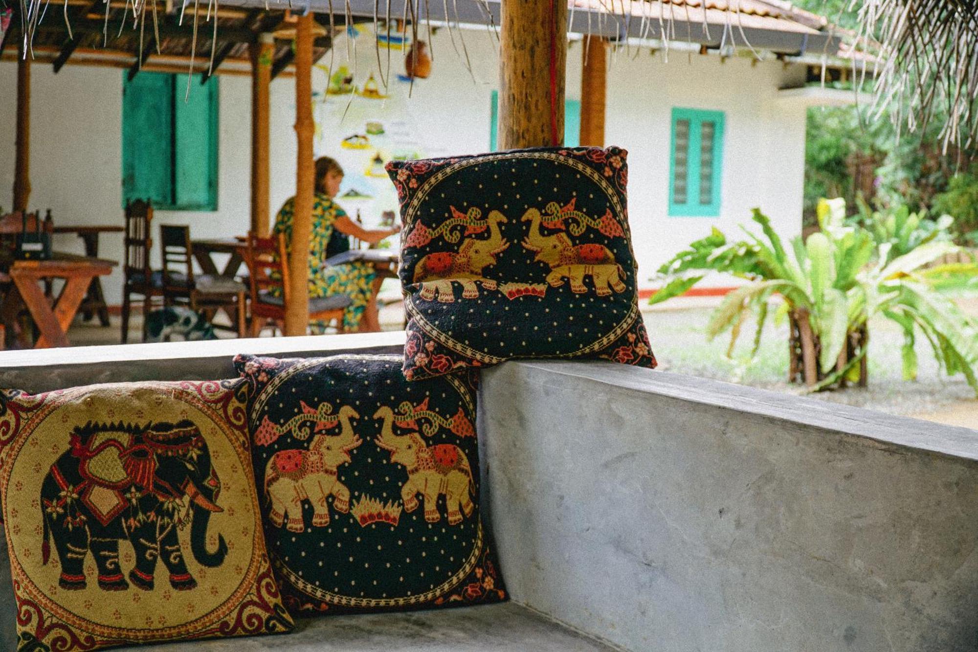 Lazy Monkey Surfhostel - Sri Lanka Диквела Екстериор снимка